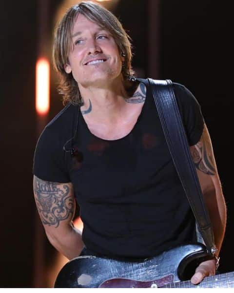 does-keith-urban-wear-a-wig